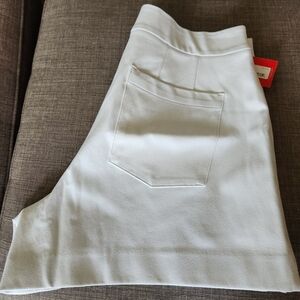 Spanx On-the-Go Shorts, 4". size XL. New, with tags. White